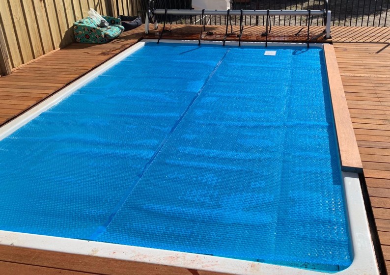Reef Blue Pool Blanket with SR Roller